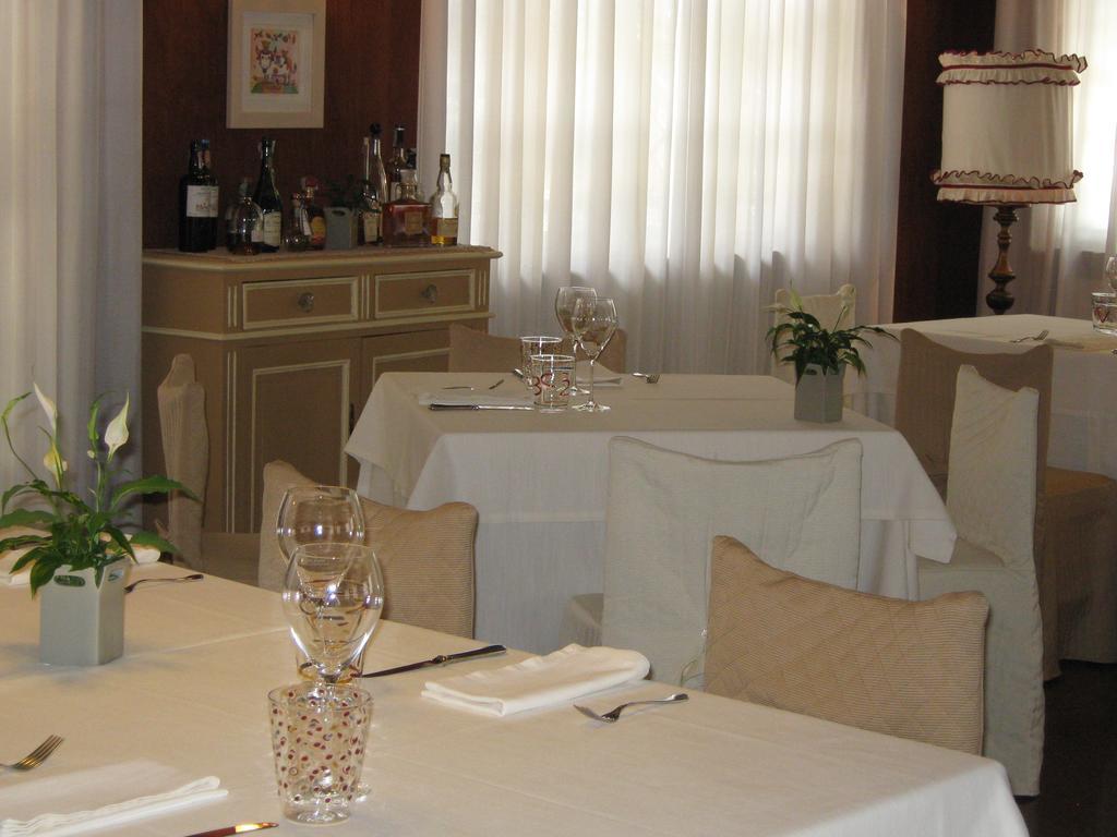 B&B Ristorante Del Monte Colleretto Giacosa Екстер'єр фото